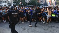 La seguridad del Real Madrid retira banderas de Palestina tras las cargas de los antidisturbios contra los ultras del Marsella