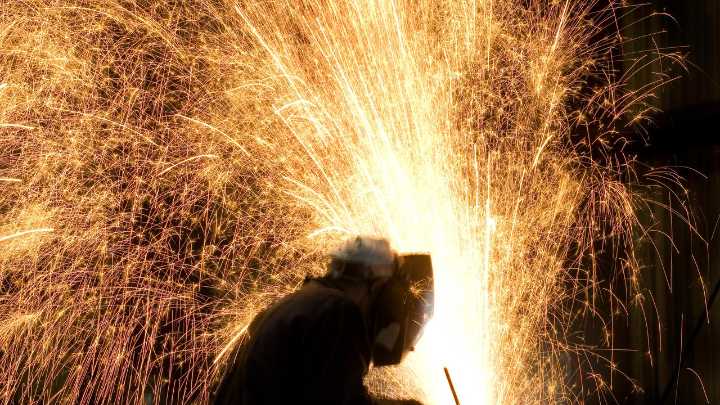 Un peón del metal en Guipúzcoa gana un 30% más que un ingeniero en Cuenca