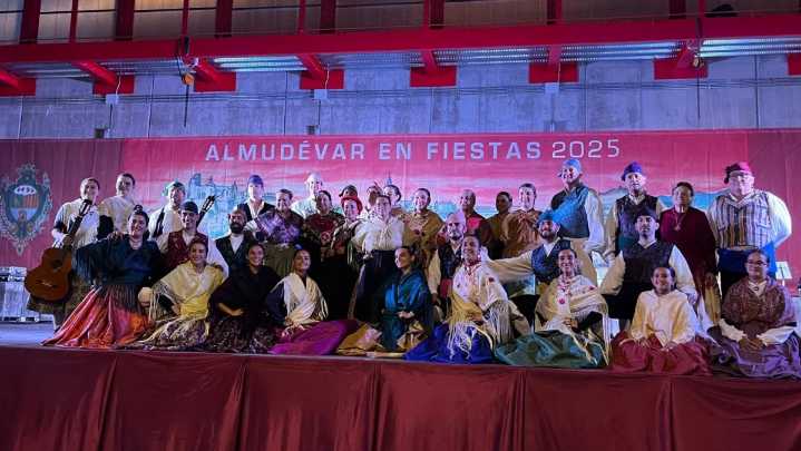 La Asociación Folklórica y Cultural d'Almudévar llena la plaza con un festival de jotas cargado de emoción