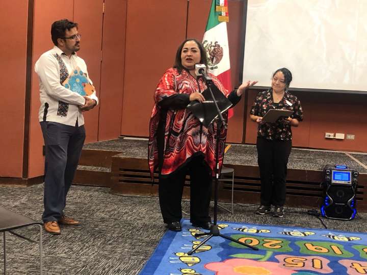 El Consulado de México en Chicago dona una bandera mexicana y libros a la Biblioteca Lozano en Pilsen