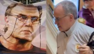 El llamativo lienzo con el que hinchas de La Roja sorprendieron a Marcelo Bielsa