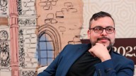 Este es Emmanuel Valtierra, el ilustrador mexicano que hizo parte del Batman Azteca con sus códices pop
