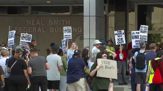 Group rallies for Des Moines Superintendent Dr. Ian Roberts