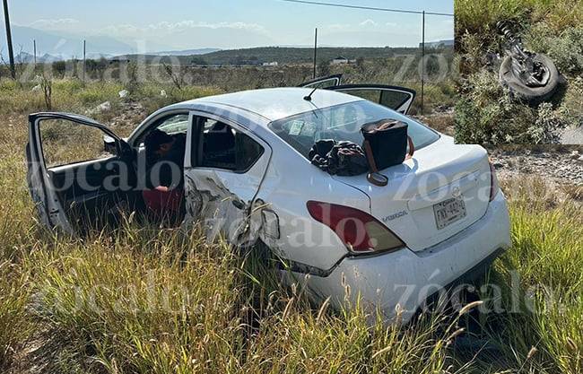 Pierde automovilista neumático y choca contra grúa que remolcaba camioneta