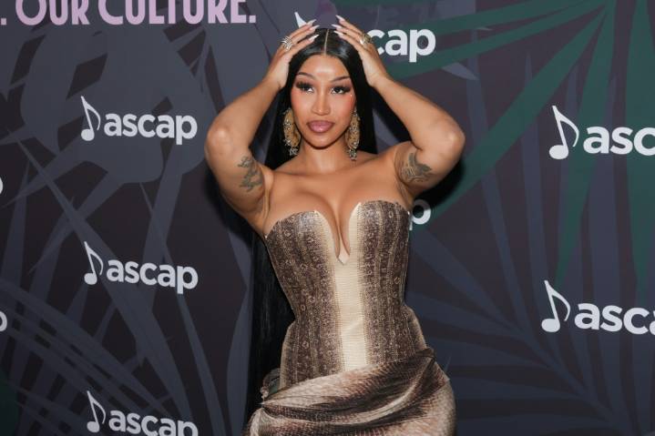 Cardi B anuncia que espera un hijo con el futbolista Stefon Diggs