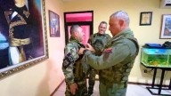 Almirante José Hernández Abchi condecora a excomando deltano G/B. Simón Soler Delgado