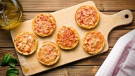 La solución perfecta para una cena divertida en casa: mini pizzas de jamón y queso de Mercadona