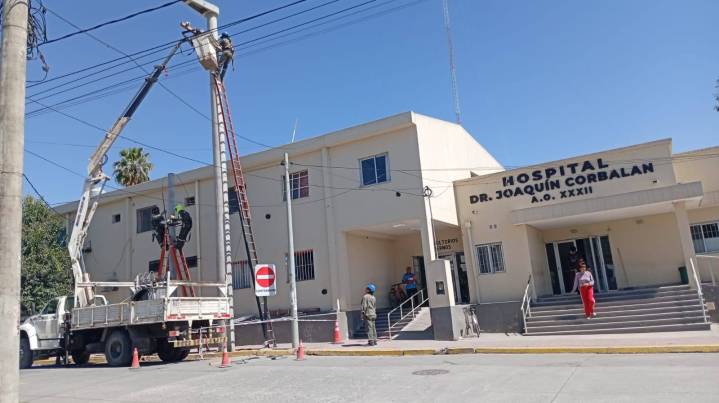 Instalan nuevo transformador eléctrico en el hospital de Rosario de Lerma