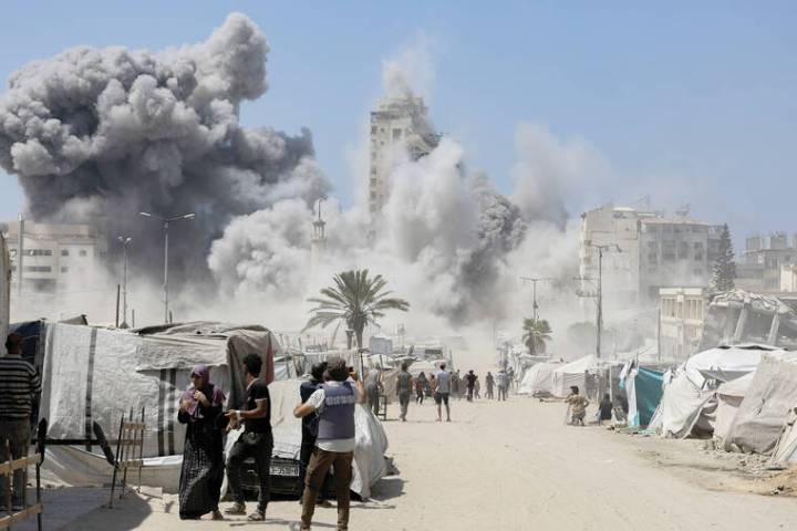 Israel steps up attacks on Gaza City before a planned wider offensive