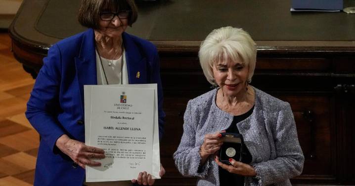 Isabel Allende recibe la medalla rectoral de la Universidad de Chile