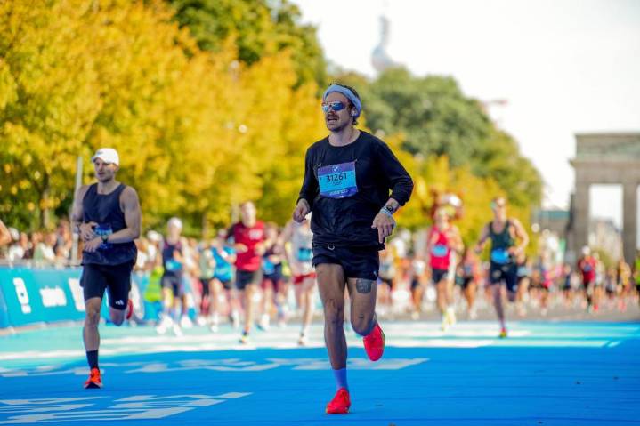 Harry Styles runs Berlin Marathon in under 3 hours