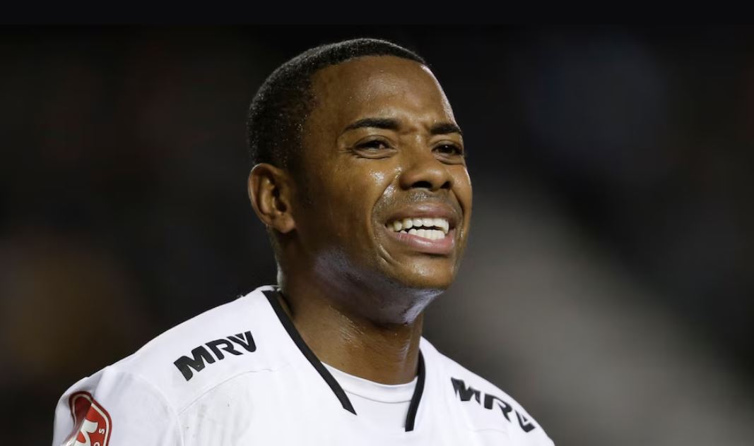 Los polémicos partidos que dirige Robinho desde la cárcel en Brasil