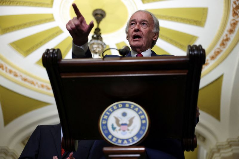 Democratic lawmakers oppose plan to end government subsidies for school bus internet