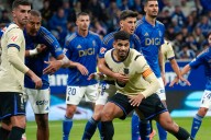 Barcelona remontó al Real Oviedo de Salomón Rondón para seguir la estela del Real Madrid