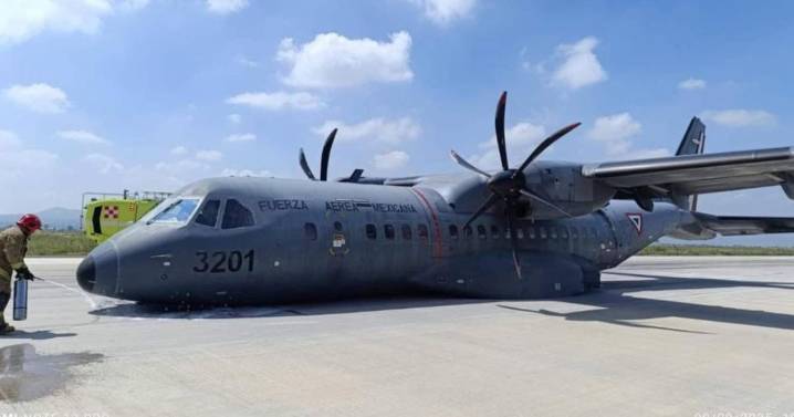 Avión de la Fuerza Aérea sufre percance en AIFA durante prácticas de adiestramiento