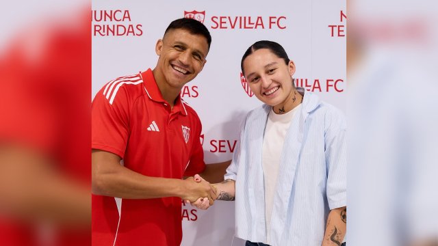 "De Chile para el mundo": Alexis Sánchez posó con seleccionada Millaray Cortés en Sevilla
