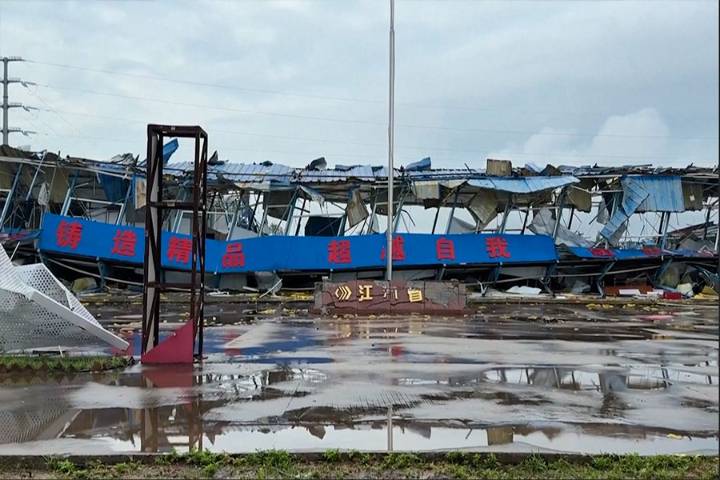 China: miles de personas realizan limpieza tras el paso del tifón Ragasa por Cantón