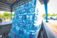 Entregan cajas de agua, ropa y calzado a personas con escasos recursos en Culebra