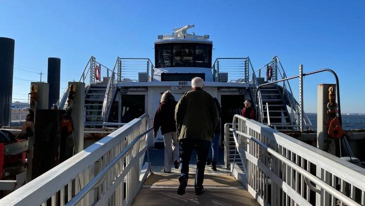 How to navigate the ferry systems in New York City