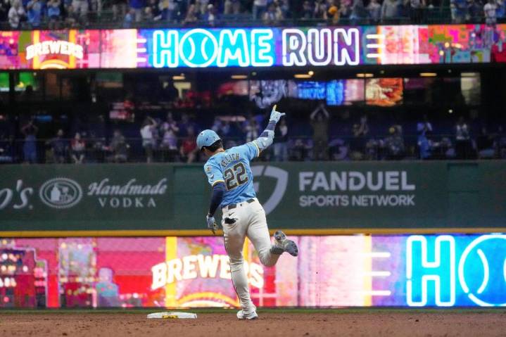 Milwaukee Brewers become 1st MLB team to clinch playoff spot