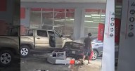 VIDEO: Septuagenario estrella su guagua contra gasolinera en San Juan