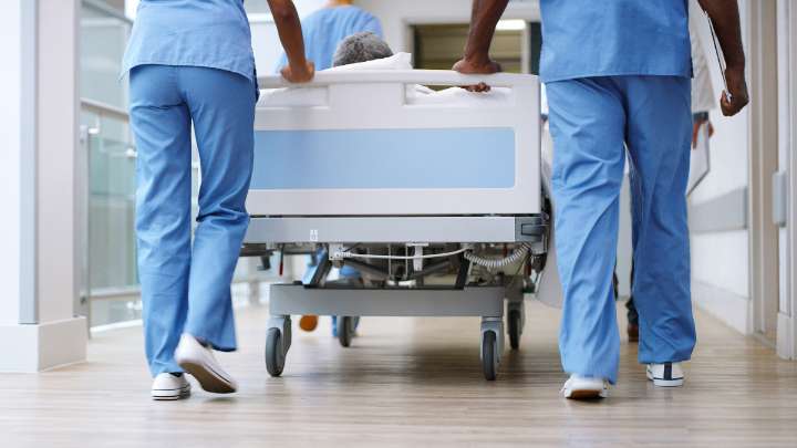 Video | Famoso cantante está hospitalizado tras sufrir un accidente cerebrovascular - Canal 1