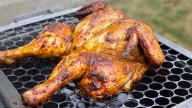 Cómo cocinar un Pollo asado jugoso, dorado y crujiente: la receta riquísima con 7 ingredientes