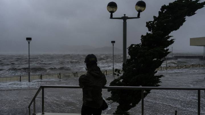 Typhoon Ragasa batters Hong Kong and southern China