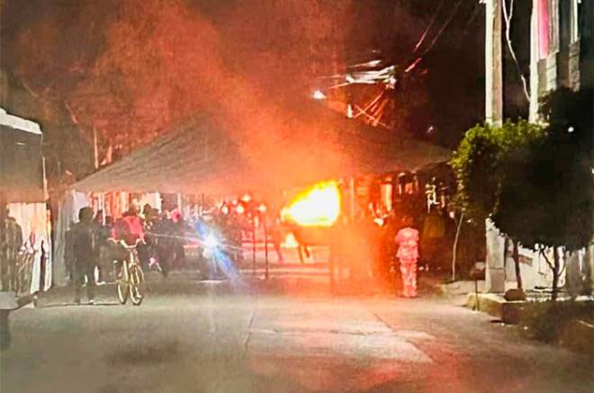 Intentan linchar a ladrón y queman patrulla frente a casa de alcaldesa en Edoméx; hay un muerto y herido