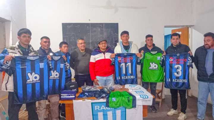 Racing presentó su plantel y camiseta para el Torneo Clausura de la Liga Andalgalense