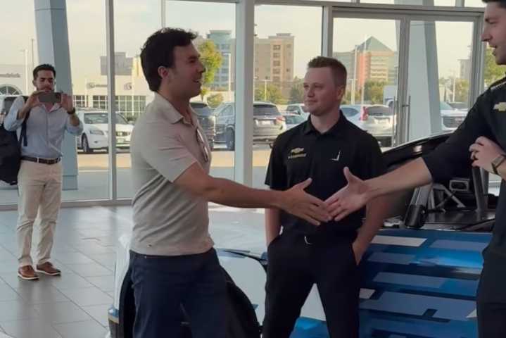 Checo Pérez inicia su trabajo con Cadillac: primera visita a la fábrica del nuevo equipo de F1