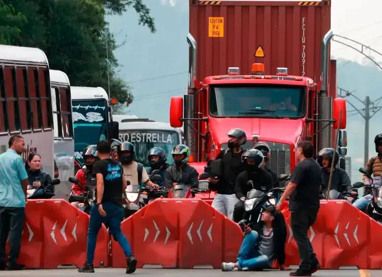 Interminable caos en vía al Suroeste: continuará este martes el bloqueo en el peaje de Amagá