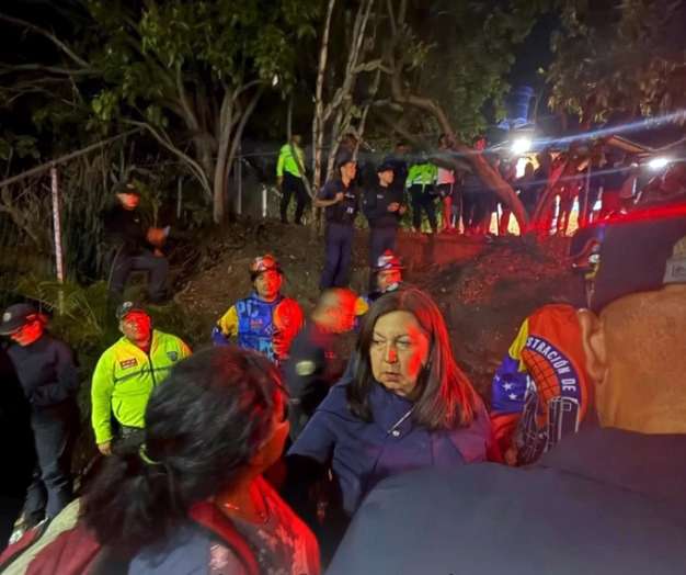Prosiguen labores de rescate tras desplome de vivienda en Caracas