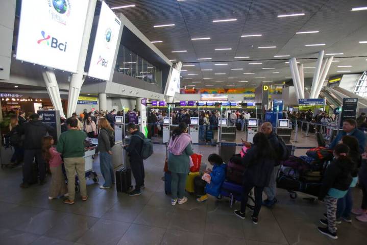 Llegada de turistas extranjeros a Chile creció en primer semestre: se sumó llegada de bolivianos