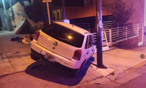 Comodoro: un auto estacionado se desplazó solo y chocó contra una vivienda
