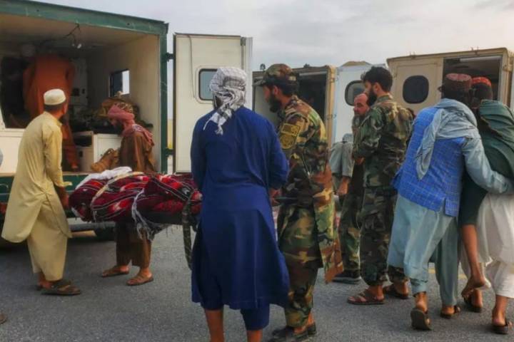 Más de 800 muertos y 2.700 personas heridas por terremoto en Afganistán