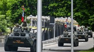 Fuerza Armada de Venezuela enseña a manejar armas a civiles en Caracas y exhibe tanquetas ante 'amenaza' de Estados Unidos