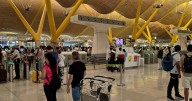 El miedo a perder un vuelo se apodera de los pasajeros en Barajas por la huelga: «Hemos venido 3 horas antes»