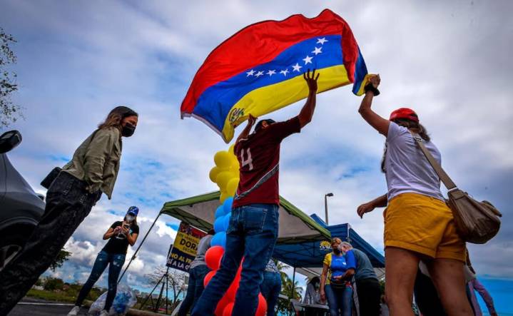 Juez bloquea fin del TPS para inmigrantes; acusa a Noem abuso de autoridad, su decisión es "arbitraria y caprichosa"