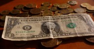 El dólar revierte su caída inicial en jornada marcada por Imacec y feriado en Estados Unidos