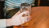 Faltó al trabajo siete meses por una licencia, la descubrieron tomando cerveza en un bar y la despidieron