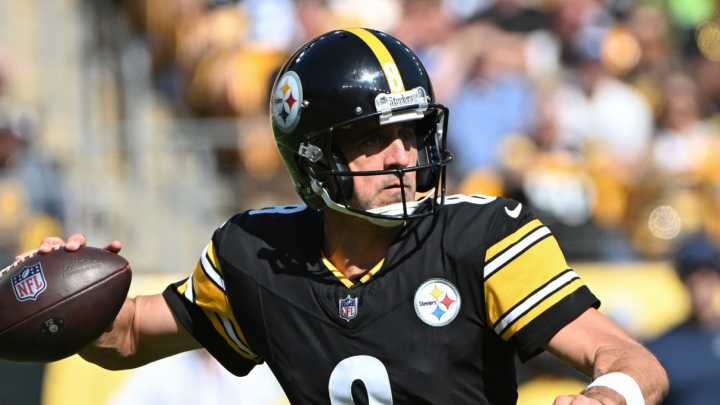 Aaron Rodgers passes former Packers star on all