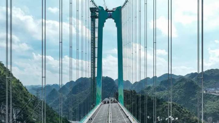 El puente más alto del mundo abre al tráfico en China