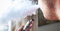 El Gobierno prohibirá fumar y vapear a menores y extiende la restricción a terrazas, parques y transportes