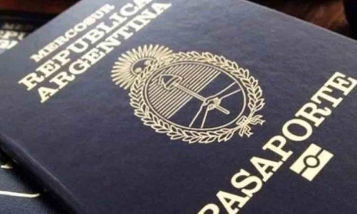 Denuncian fallas en miles de pasaportes argentinos y están pidiendo que los devuelvan
