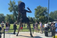 Inauguran estatua de Tina Turner en la comunidad donde creció
