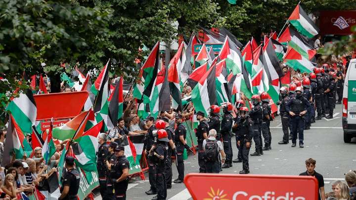 Las protestas contra Israel frustran la etapa de la Vuelta a España con final en Bilbao