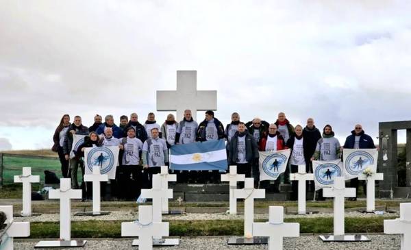 Excombatientes de La Plata, en el cementerio de Darwin: 121 soldados ya no son anónimos