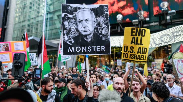 “Arrest Netanyahu”: imágenes de la gigante manifestación en Nueva York en rechazo a la estancia del primer ministro de Israel en la ONU