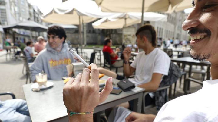 Los bares de Pontevedra, molestos: «No soy policía para prohibir fumar a los clientes»